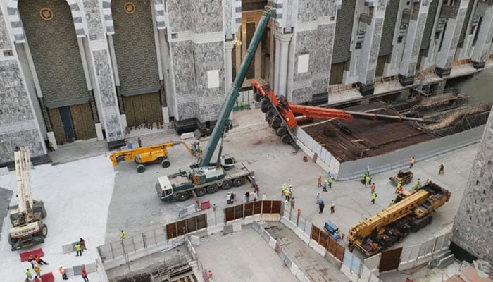 Crane collapses in Makkah&s Grand Mosque