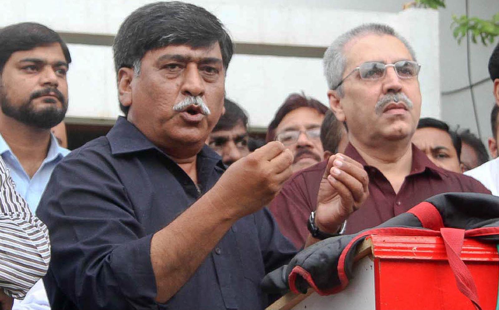 MQM-H Chairman Afaq Ahmed along with MQM-P leader Amir Khan addressing a press conference.