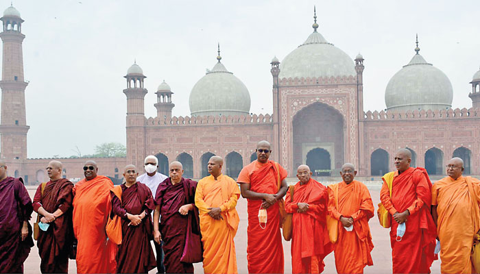 Sri Lankan Buddhist abbots visit Badshahi Masjid, Lahore Fort