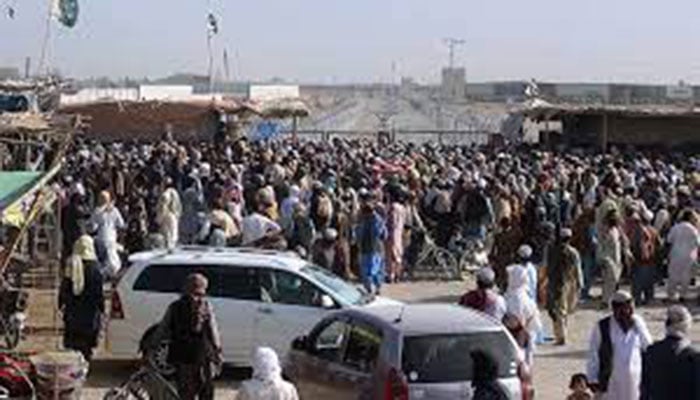 Thousands of Afghans stranded as Taliban close Chaman border