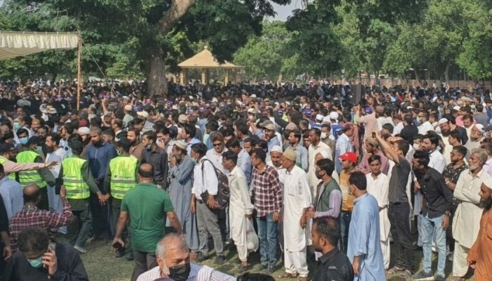 An era of comedy ends: Umer Sharif buried at Abdullah Shah Ghazi’s shrine