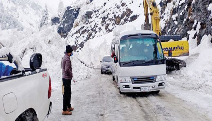 Tourists leave Kaghan as roads cleared of snow