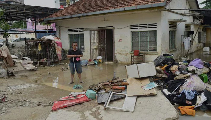 Malaysian Floods Forced 50,000 To Flee Homes