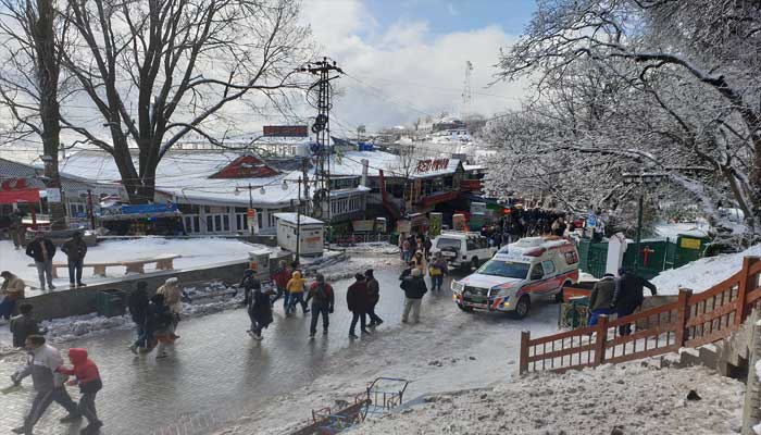 Tourists throng Murree, Gallyat amid heavy snowfall