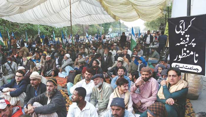 Rain, cold winds fail to deter JI from staging sit-in against LG law