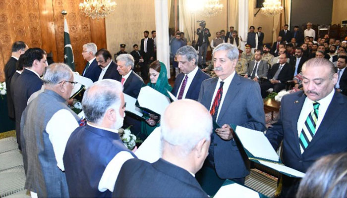 Chairman Senate Muhammad Sadiq Sanjrani administering the oath to federal ministers at the President House, Islamabad. Photo: PID