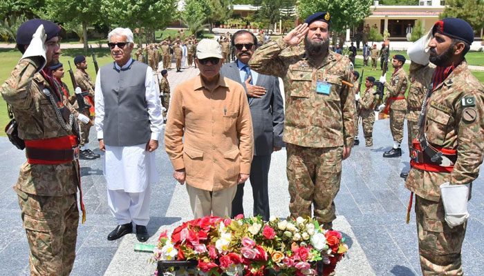 PM Sharif lays floral wreath at Shuada Monument in Miranshah, North Waziristan on April 21, 2022. Photo: PID