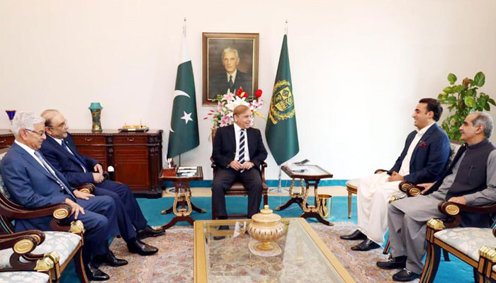 Asif Ali Zardari and Bilawal called on PM Shehbaz in Islamabad on April 27, 2022. Photo: PID