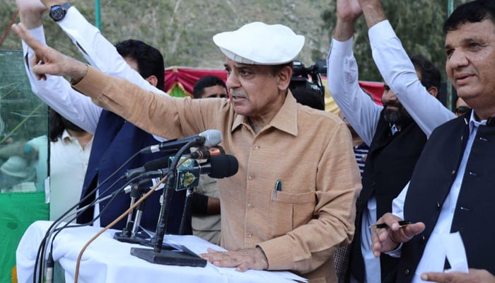 PM Shehbaz addressing a public gathering in Bisham on May 7, 2022. Photo: PID