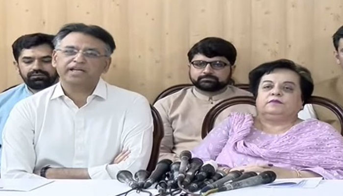 PTI leader Shireen Mazari, along with PTI secretary-general Asad Umar, addressing a press conference in Islamabad on June 14, 2022. Photo: Screengrab of a Twitter video.