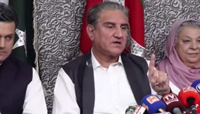 PTI leader Shah Mehmood Qureshi, flanked by Dr Yasmin Rashid and Hammad Azhar, addressing a press conference in Lahore on June 21, 2022. Photo: Screengrab of a Twitter video