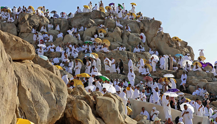 Muslim pilgrims gather atop Mount Arafat, also known as Jabal al-Rahma (Mount of Mercy), southeast of the Saudi holy city of Mecca, during the climax of the Hajj pilgrimage, on July 8, 2022. Photo: AFP