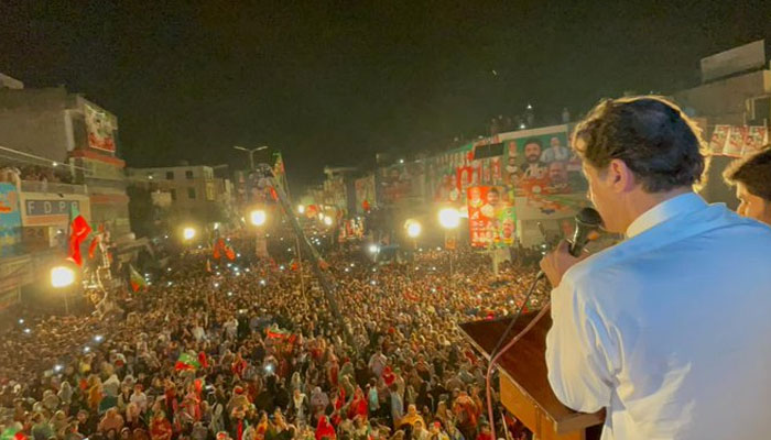 Ex-PM Imran addressing a public rally in Lahore on July 15, 2022. Photo: Twitter