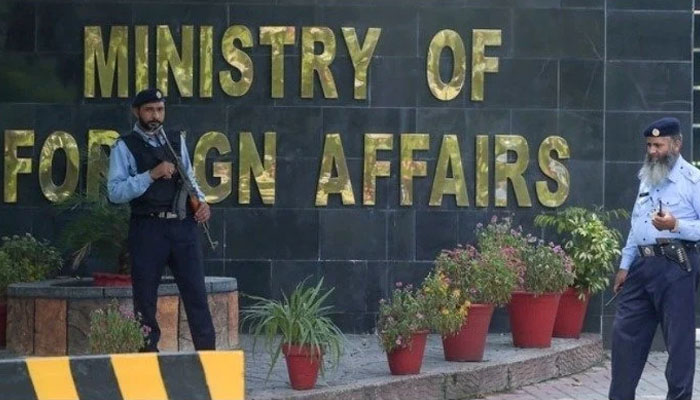 Guards standing outside of Pakistan Foreign Office Islamabad. —AFP