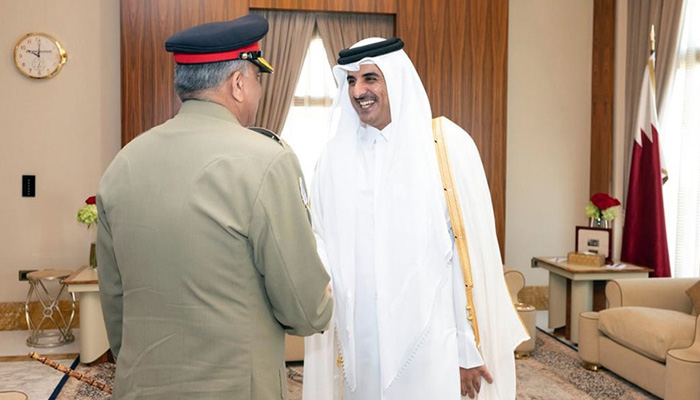 Army Chief Gen Qamar Javed Bajwa is greeted by Qatars Emir Sheikh Tamim bin Hamad Al-Thani. — Photo: ISPR