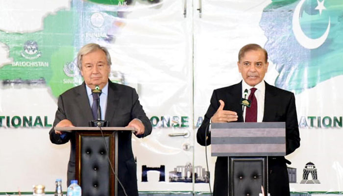 UN Secretary-General António Guterres (left) speaks at briefing at the National Flood Response Coordination Centre alongside Prime Minister Shehbaz Sharif. — PID