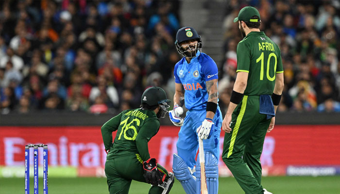 India´s Virat Kohli (C) chats with Pakistan´s Muhammad Rizwan (L) and Shaheen Shah Afridi during the ICC men´s Twenty20 World Cup 2022 cricket match between India and Pakistan at Melbourne Cricket Ground (MCG) in Melbourne on October 23, 2022. —AFP