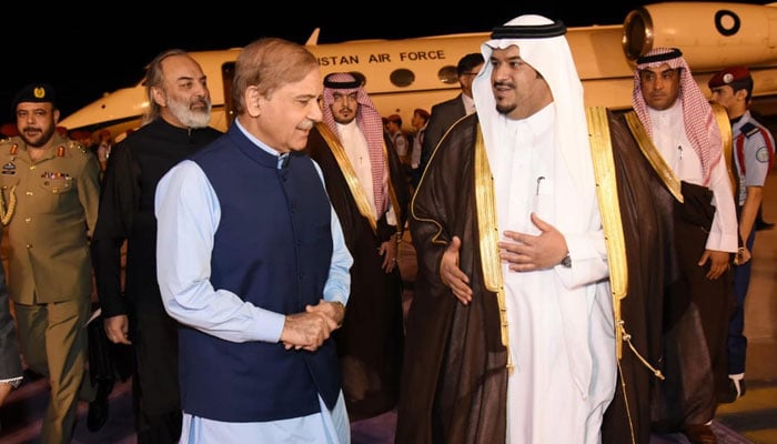 PM Shehbaz being received by Governor of Riyadh Faisal bin Bandar bin Abdulaziz Al Saud in Riyadh, Saudi Arabia on October 25, 2022. PID