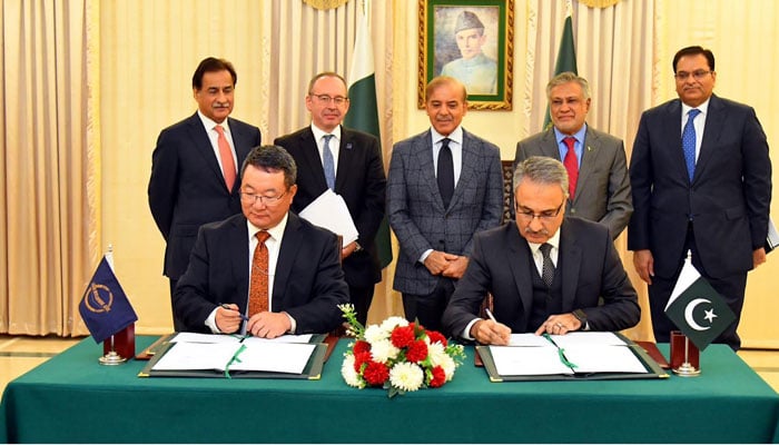 PM Shehbaz witnessing the signing ceremony of $1.5 billion loan agreement under BRACE programme of ADB in Islamabad on October 24, 2024.