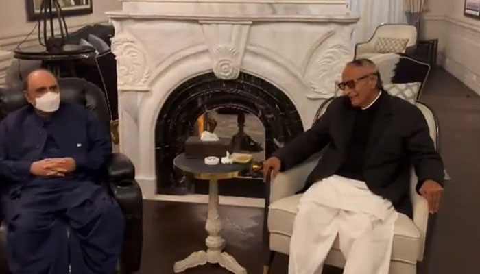 PML-Q chief Chaudhry Shujaat (right) meets PPP Co-chairperson Asif Ali Zardari in Lahore on December 20, 2022. — Twitter/MediaCellPPP