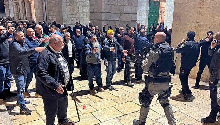 Palestinians confront Israeli security forces inside Jerusalem´s al-Aqsa mosque compound early on April 5, 2023 during the Muslim holy month of Ramadan.—AFP/file