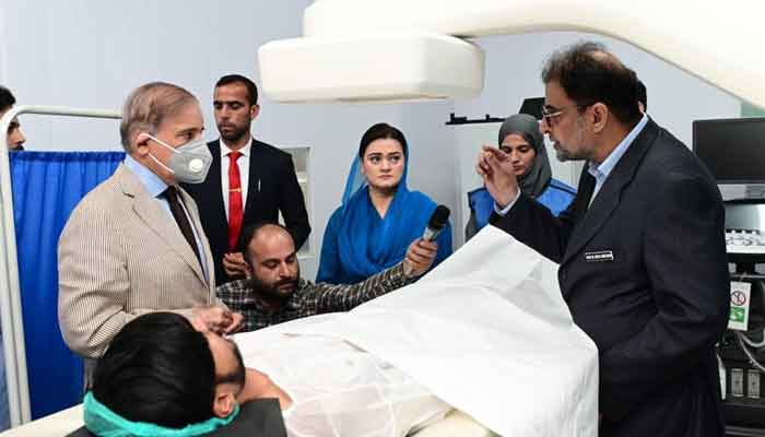 Prime Minister Shehbaz Sharif during a visit to different wards of Rawalpindi Institute of Urology and Transplantation (RIUT) interacted with patients under treatment. —APP