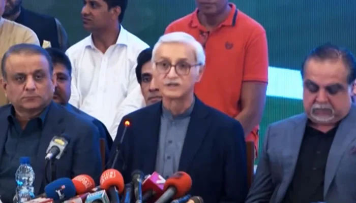 Former Pakistan Tehreek-e-Insaf (PTI) leaders Jahangir Tareen (centre), Aleem Khan (left) and Imran Ismail are seen during the presser on June 9, 2023, in this still taken from a video. — GeoNews/YouTube