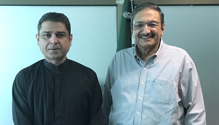 Federal Minister for Inter-provincial Coordination Ehsan Ur Rehman Mazari and PCB Management Committee head Zaka Ashraf. — Twitter/@mo_ipc