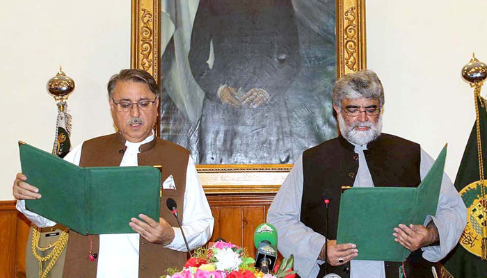 Ali Mardan Domki being administered the oath of caretaker chief minister of Balochistan by Governor Wali Muhammad Khan Kakar. APP