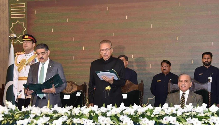 President Arif Alvi (right) while administering oath to newly-appointed caretaker prime minister Anwaar-ul-Haq (left) in Islamabad, on August 14, 2023. — PID