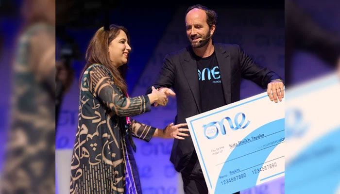 Nida Sehikh (left) receiving the winning cheque for One Young World’s LEAD 2030 fund. — Author