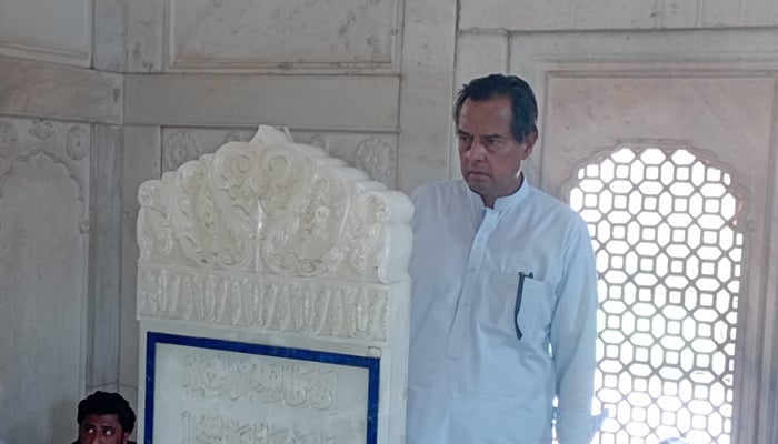 PMLN leader Captain (R) Muhammad Safdar during a visit to a shrine on May 19, 2023. — Facebook/Capt (R) Muhammad Safdar Awan [Official]