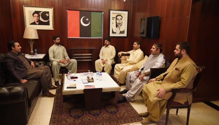 Sardar Ali Gohar Khan Mahar while speaking with the Chairman of Pakistan Peoples Party Bilawal Bhutto-Zardari (extreme-left) on October 21, 2023. — Facebook/PPP