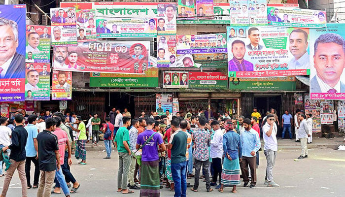 Activists and onlookers gather outside Bangladesh Nationalist Party (BNP) headquarters in Dhaka yesterday. AFP