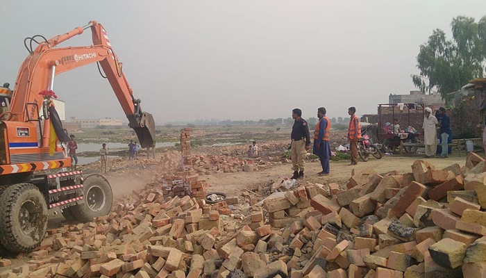 MCL officials can be seen during an operation on October 30, 2023. — Facebook/Metropolitan Corporation Lahore