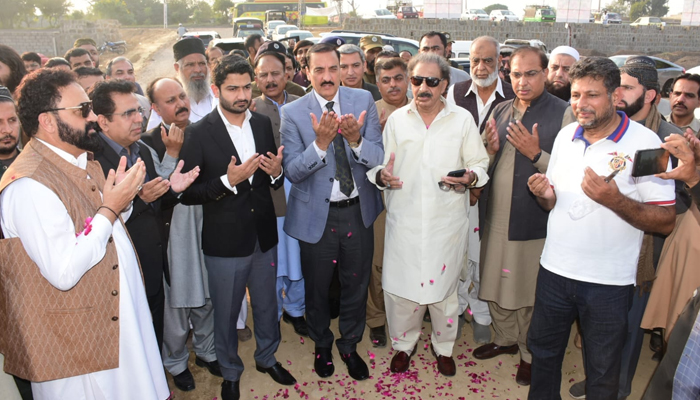 Commissioner Rawalpindi Division Liaquat Ali Chatta prays as he inaugurates the bidding process of the first vegetable and fruit market (mandi) set up in Rawat on October 30, 2023. — Facebook/Commissioner Rawalpindi Official