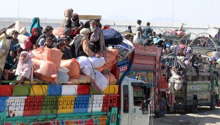 Afghan refugees arrive in trucks and cars to cross the Pakistan-Afghanistan border in Chaman on October 31, 2023. — AFP