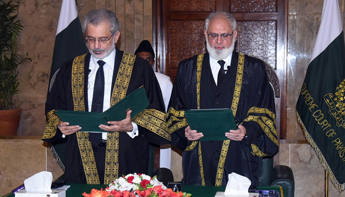 Chief Justice of Pakistan Justice Qazi Faez Isa administered the oath of office to Justice Irfan Saadat Khan, Acting Chief Justice of the High Court of Sindh as Judge of the Supreme Court of Pakistan on Nov 3, 2023. — PID