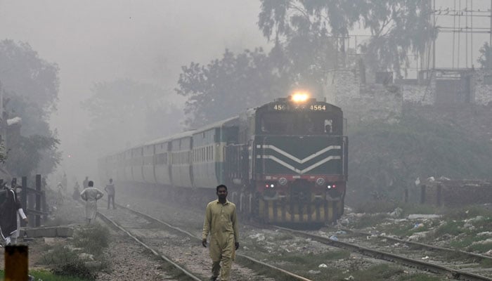 The image released on Nov 7, 2023 shows intense smog in Lahore. — X/ExploringLahore