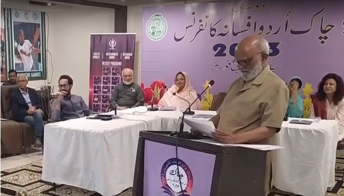 Veteran journalist Mehmood Shaam speaks during the Chaak Urdu Afsana Conference in this still taken from a video. — YouTube/X2 Live