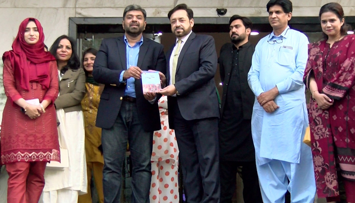 Former IG Punjab Dr Syed Kaleem Imam (C-R) receives a souvenir as he visits PSCA Lahore on November 10, 2023. — Facebook/Punjab Safe Cities Authority