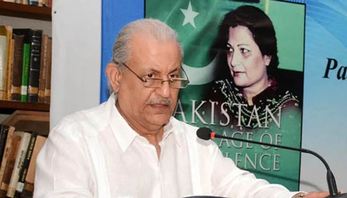 Senator Mian Raza Rabbani addresses a book launch at the Pakistan Institute of International Affairs in Karachi on November 5, 2022. — APP