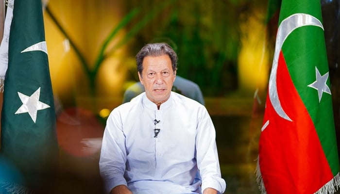 پی ٹی آئی کے چیئرمین عمران خان 11 نومبر 2022 کو جاری ہونے والی اس تصویر میں بول رہے ہیں۔ — Facebook/عمران خان