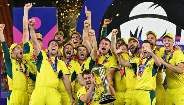 The Australian team celebrates victory in the Cricket World Cup. Batsman Travis Head gave the performance of the night, scoring 137 at the Narendra Modi stadium in Ahmedabad. — AFP File