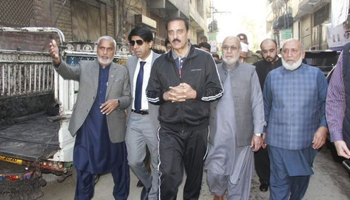 The image shows Commissioner Rawalpindi Division Laiqat Ali Chatta inspecting the sate of cleanliness in Rawalpindi areas on Nov 21, 2023. —Facebook/commissionerRwp