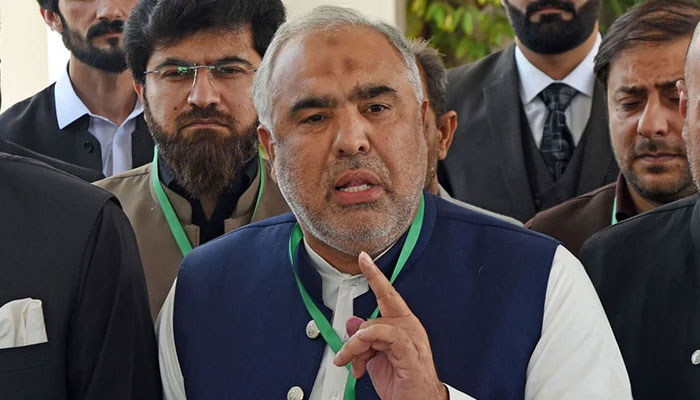 Former National Assembly speaker and senior PTI leader Asad Qaiser talking to media at outside the Supreme Court in Islamabad. — Online/File