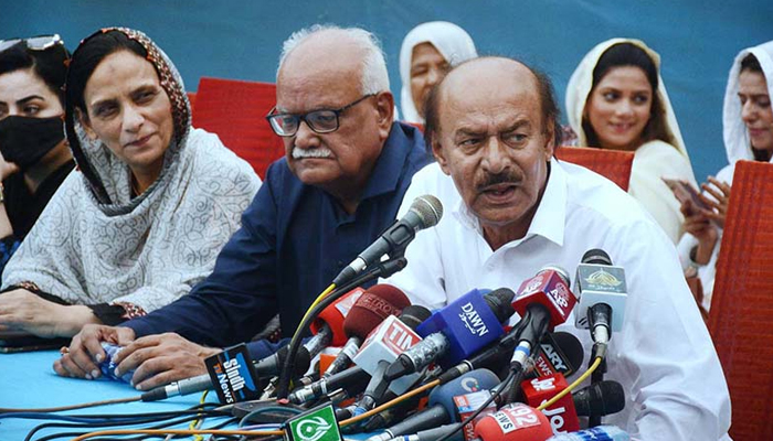 PPP Sindh President Senator Nisar Ahmed Khuhro along with PPP Sindh GS Senator Waqar Mehdi (L) speaks at the People’s Secretariat. — APP/File