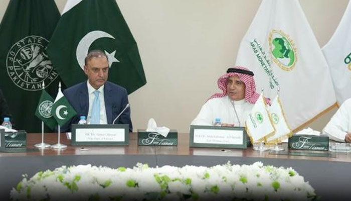 The photo released on Nov 3, 2023, shows the representatives of the SBP and the Arab Monetary Fund (AMF) inking a deal to ease cross-border remittances. —Facebook/rjenterprise01