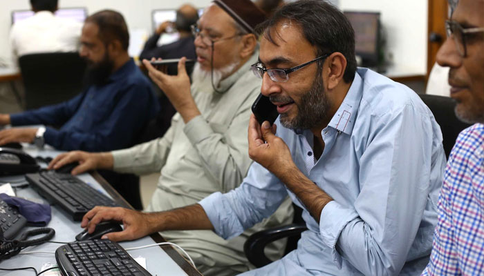 Pakistani stockbrokers monitor share prices during a trading session at the Pakistan Stock Exchange (PSX) in Karachi, Pakistan, 31 July 2023. —INP