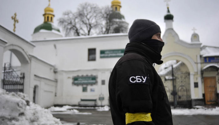A file photo showing a Ukraine Security Service (SBU) serviceman standing in front of the entrance of Kyiv Pechersk Lavra monastery in Kyiv on November 22, 2022.  —AFP File